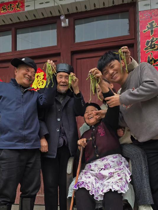 尝一口春天的野菜，感受着一家人幸福的氛围