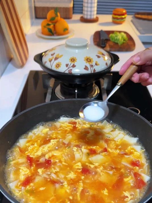 家里吃剩的饺子皮，简单做成热腾腾的面片汤