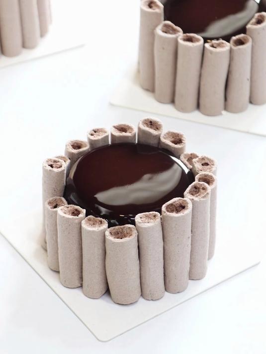 来看看一个法甜慕斯的制作有多繁琐～