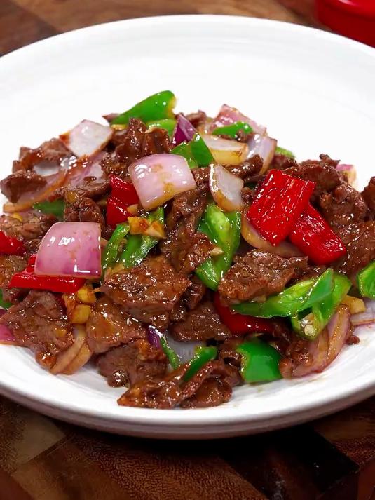 今天分享一道我们全家都夸好吃的洋葱炒牛肉,牛肉滑嫩鲜香