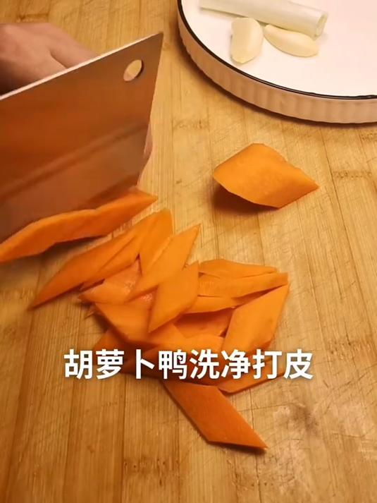 胡萝卜炒木耳 润肺止咳利用视力