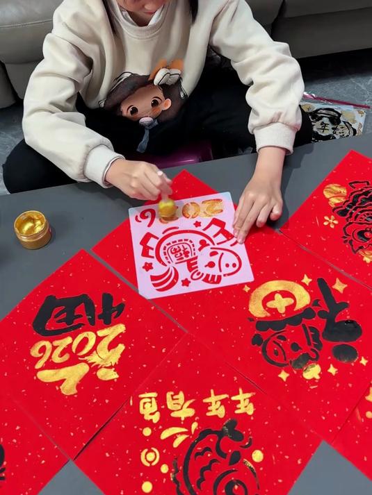 过年就带孩子玩这个超有意思的拓印画吧～