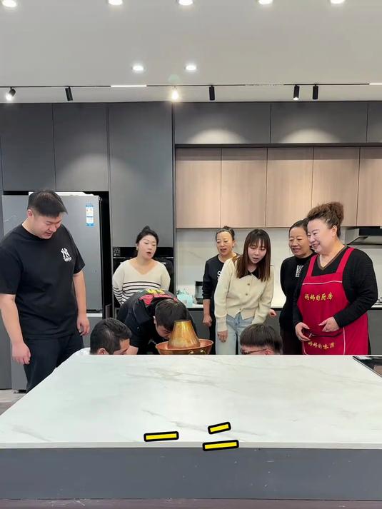 带大家看看东北海鲜酸菜锅能把人香到什么程度