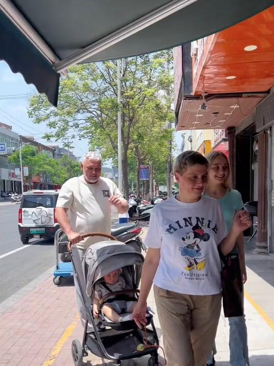 带乌克兰老丈人尝尝我们中国的面食,也学会了怎么削面……哈哈