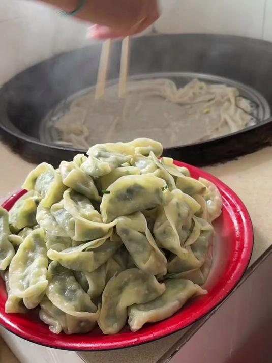 东北人都会包饺子