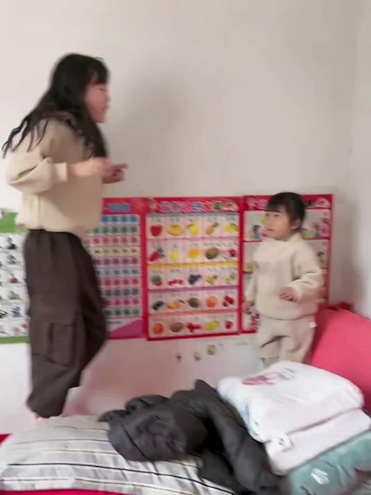 她俩在一起找一张清楚的封面抬难啦