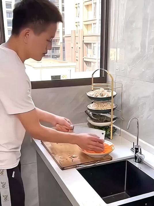 厨房转角处可以放置这样的备菜置物架,收纳各种菜太方便了