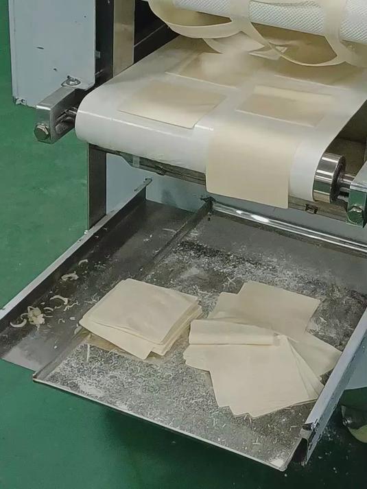 全自动饺子皮机，可定做圆形模具或方形模具