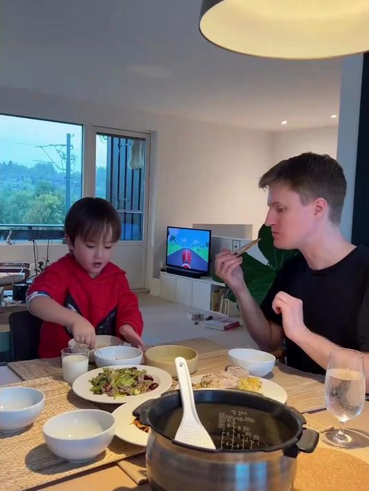 远嫁挪威的中国儿媳,给挪威父子俩做炒土豆丝,二人吃得太香了!