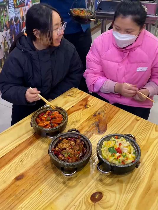 鸡焖鱼,又名贵妃鸡恋上鱼,鸡块和鱼块的神仙搭配,加入秘制酱料