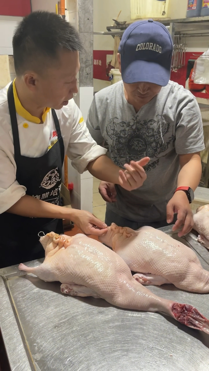 烧腊培训实体店教学,烧鸭烧鹅叉烧猪脚饭烧卤技术培训,所有的烧腊徒弟都可到店学习。