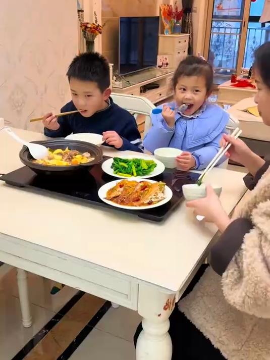 上午10:00准备小学生的午餐:番茄炖牛腩、干煸藕丝、炒青菜