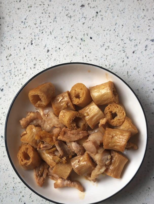 五花肉的做法怎么样简单又好吃,分享一道五花肉炒素鸡肠