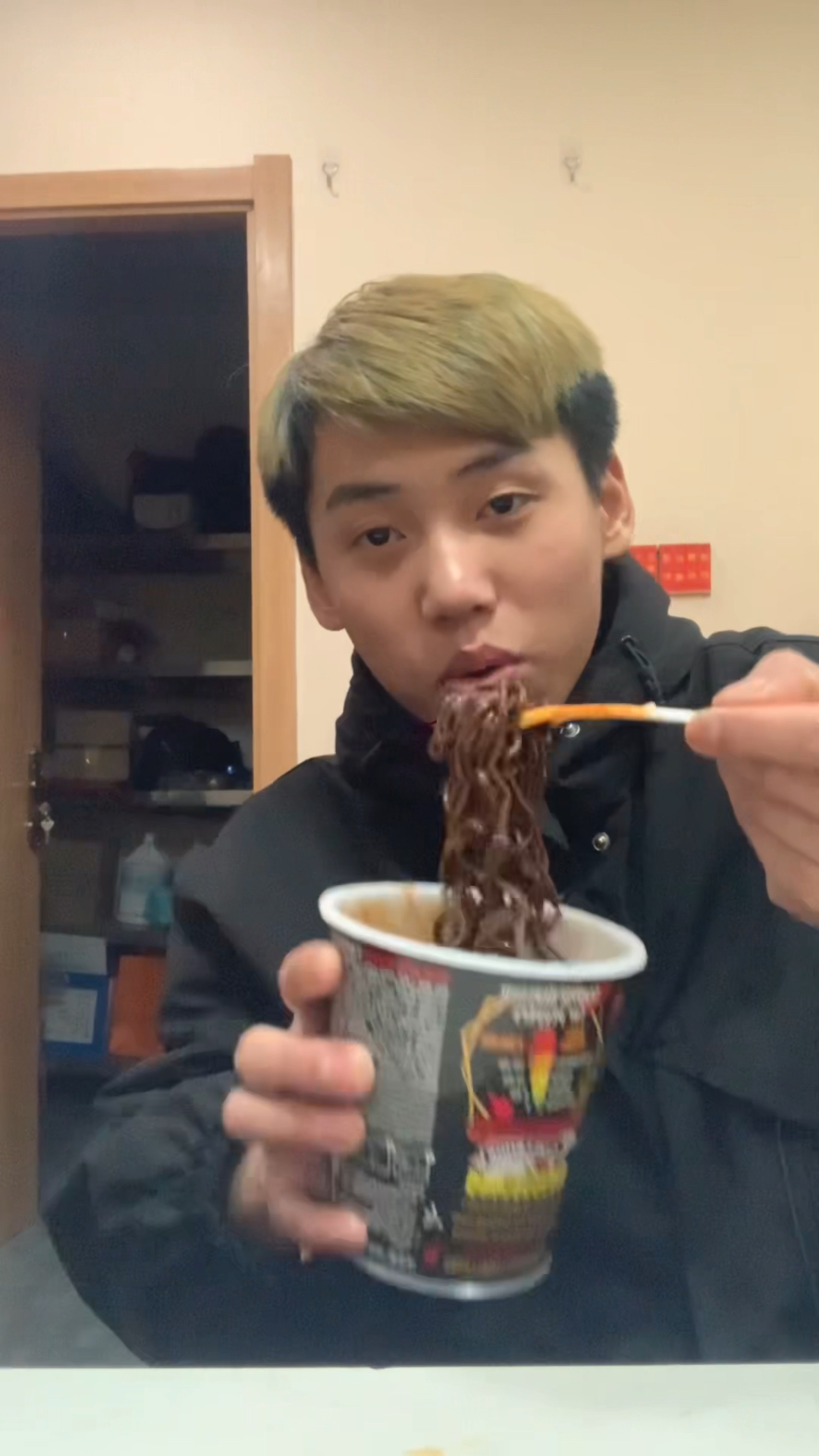 吃爆辣火鸡面的表情从不屑到辣的掉眼泪