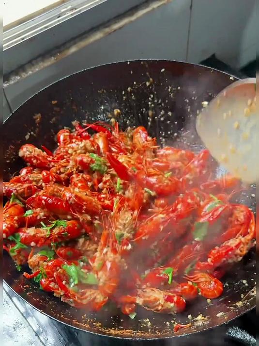河里面的野生小龙虾，做成蒜蓉口味的，太好吃啦