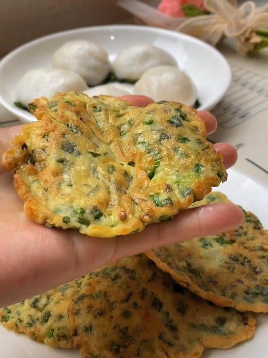 韭菜里放一勺面粉就可以做出好吃的韭菜饼