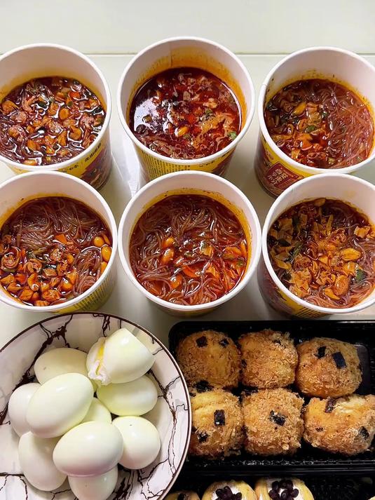 一天没吃东西胃空空,赶紧煮十个鸡蛋桶酸辣粉解解馋