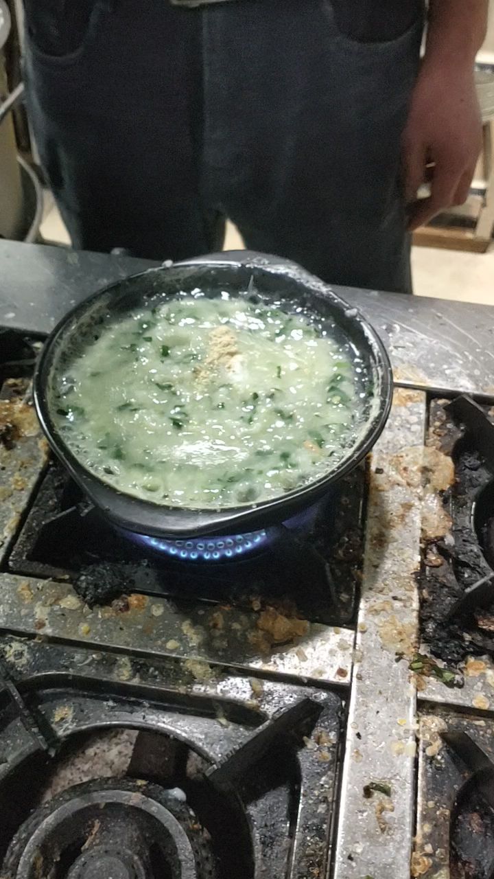 补肾的青菜猪腰粥,得先把猪腰用热水烫下