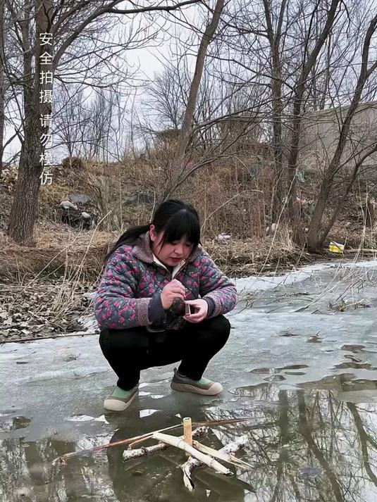 想在河里炸个鱼吃也太难了吧