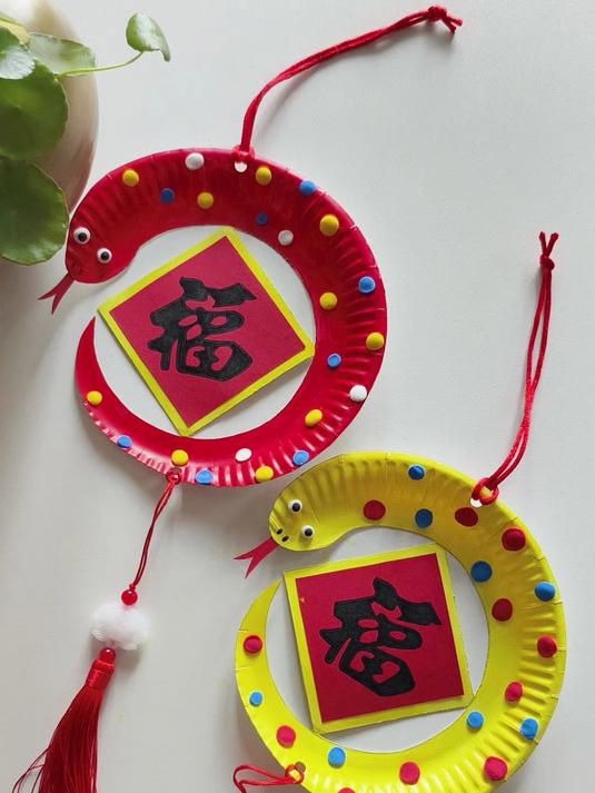 用蛋糕纸盘来做蛇年挂饰