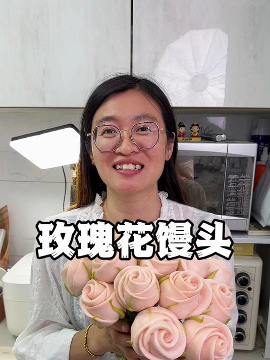 拿着筷子压一压，然后把面皮卷一卷，出锅就是超好看的玫瑰花馒头