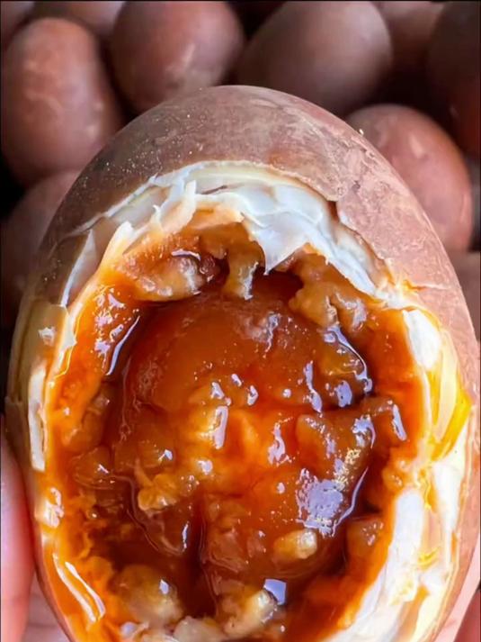 《高考冲刺,妈妈备烤鸭蛋,为孩子加油添动力》