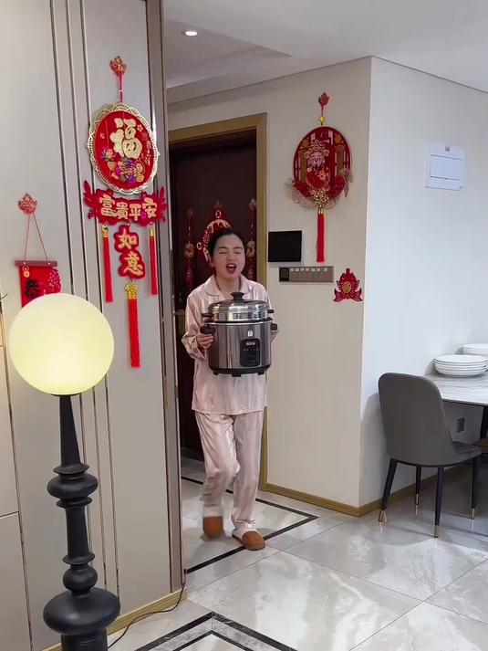 家里有老人小孩就用不锈钢电饭煲，煮粥煮饭、炖粥、炖排骨都可以