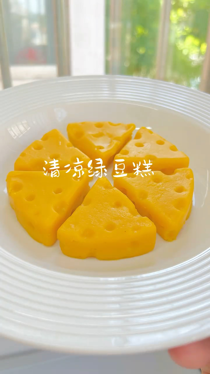 夏天吃什么糕点好呢?不如在家自制绿豆糕吧,清凉爽口又开胃,香甜可口吃不腻!