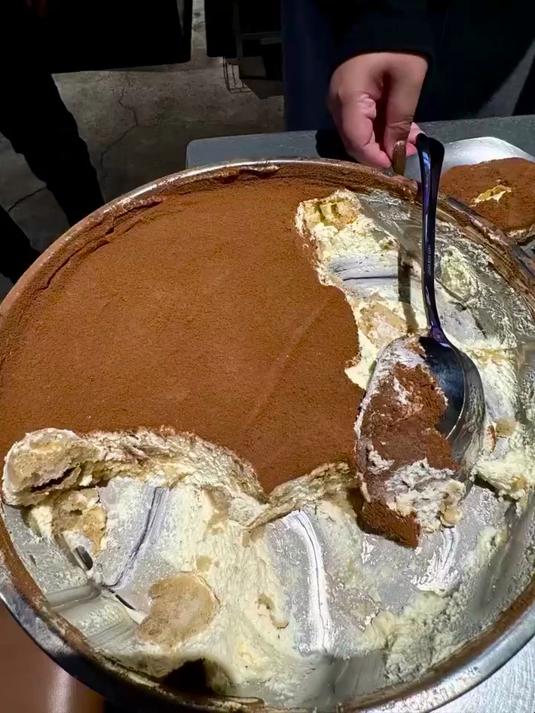 店员说提拉米苏挖不好看就免单！结果……