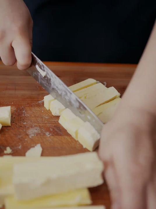 二姐复刻了印尼小吃千层糕，好吃到铭铭都想打包