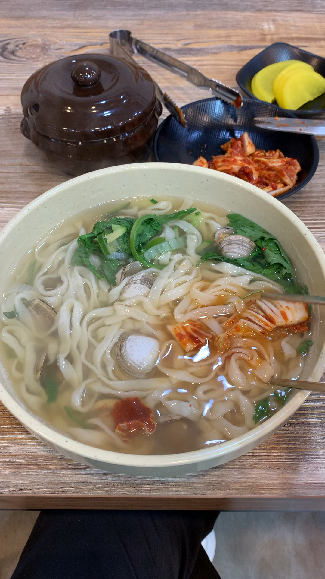 韩国清汤蛤蜊面配上一口脆爽的辣白菜!清胃又舒爽!