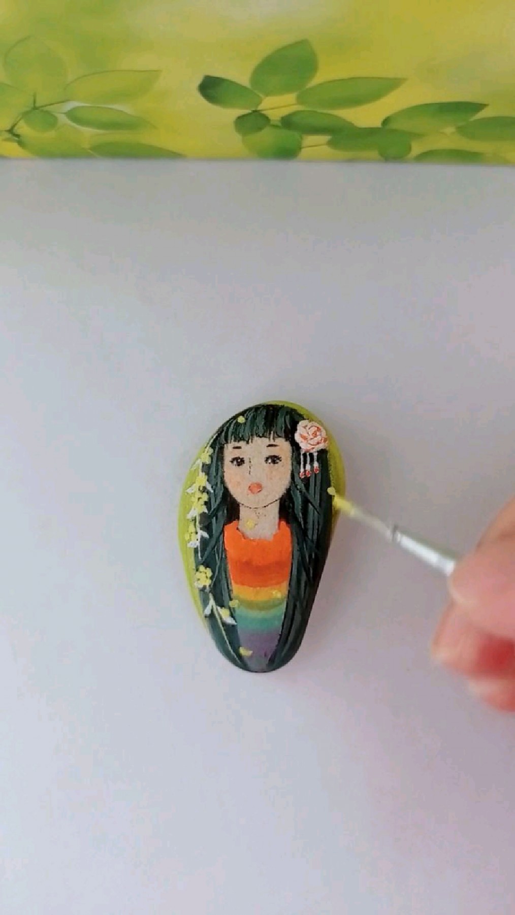 创意鹅卵石画,可爱的长发彩虹小姑娘来也
