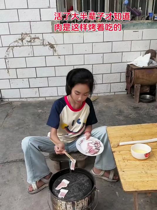 她说早上凉快,用她做的烧饼炉来烤肉吃,别说她做炉子真好