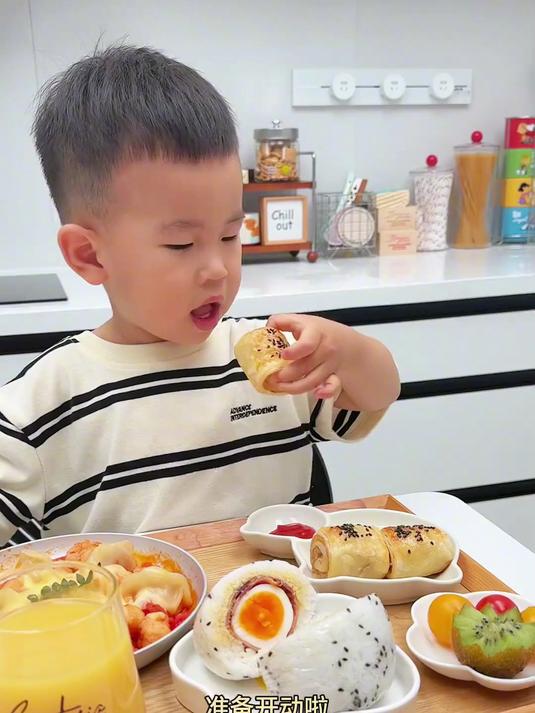 虾滑芝士焗饺子+培根鸡蛋饭团+手抓饼肉松卷