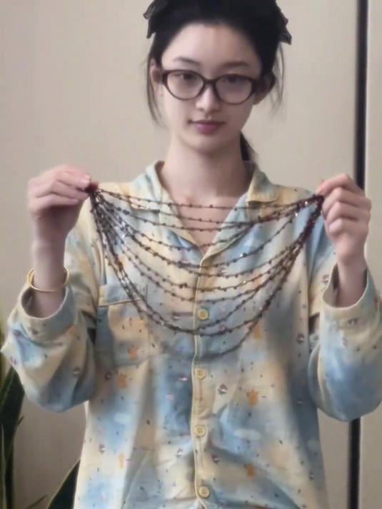 探秘赏金女王御姐魅力,笑容撩心!