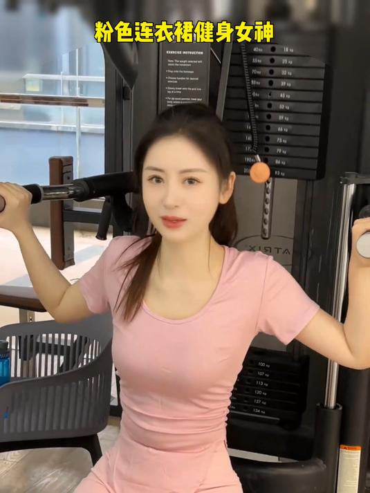 健身房女神:粉色连体衣下的完美身材,力量与美的结合