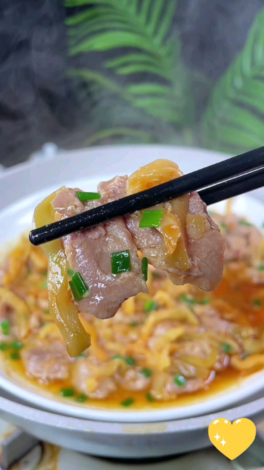 这是我家一周吃八次的榨菜蒸猪肉,做法简单还特别下饭