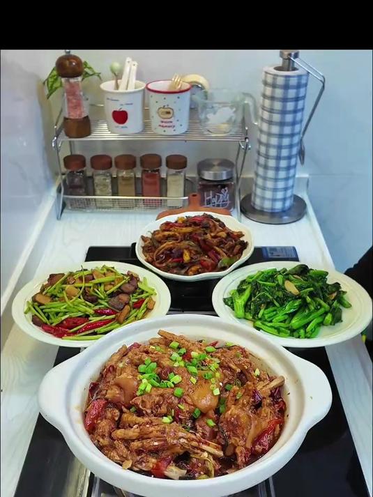 今日菜单 -大手牵小手 -爆炒鱿鱼 -藜蒿炒腊肉 -清炒板蓝根