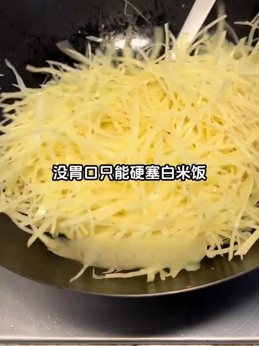 独居党轻养生!醋溜土豆丝搭配凉拌菜,营养均衡不麻烦