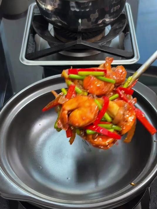 大小朋友都喜欢的 干锅鱿鱼虾，干香干香的好好吃