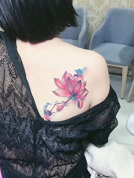 小姐姐后背纹身,看起来好有个性,一看就十分狂野