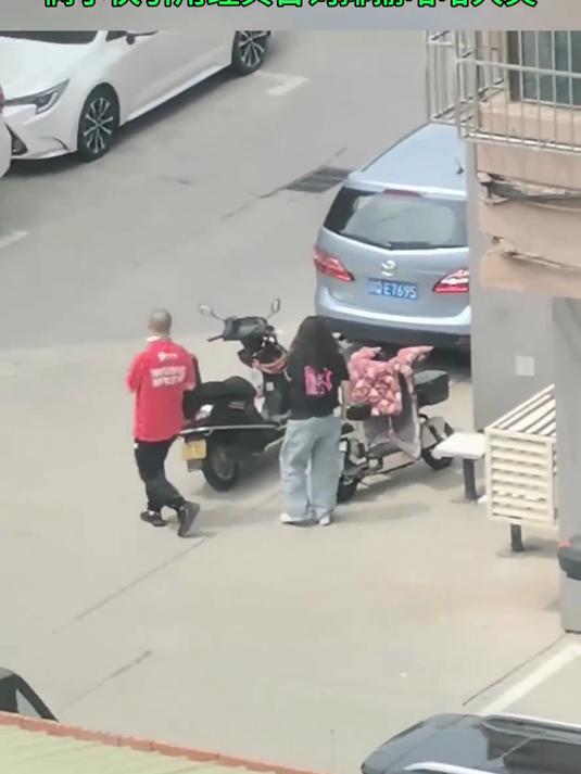 情侣在街头抱着亲,两小伙引用经典台词揶揄哈哈大笑