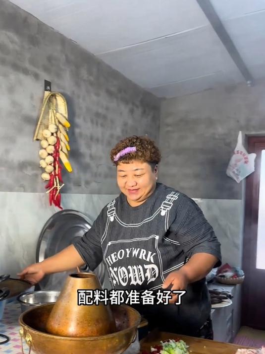 铲颗大白菜掺着五花肉和冻豆腐炖了吃,天冷正适合吃铜锅了