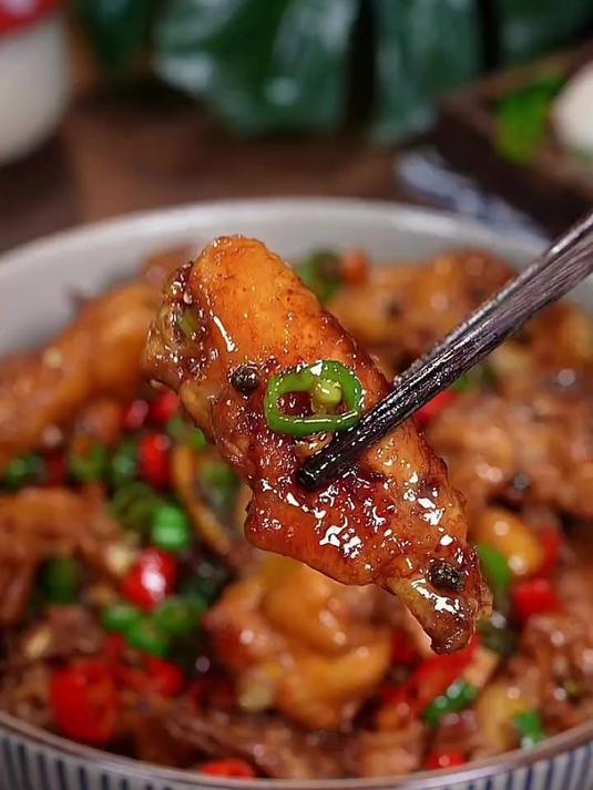 天热没胃口,你就像我这样在家做个爆炒尖椒鸡,香辣入味