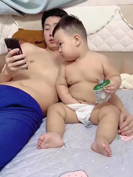 老登不讲武德，吃完“火鸡面”还要我儿酸奶，不要face