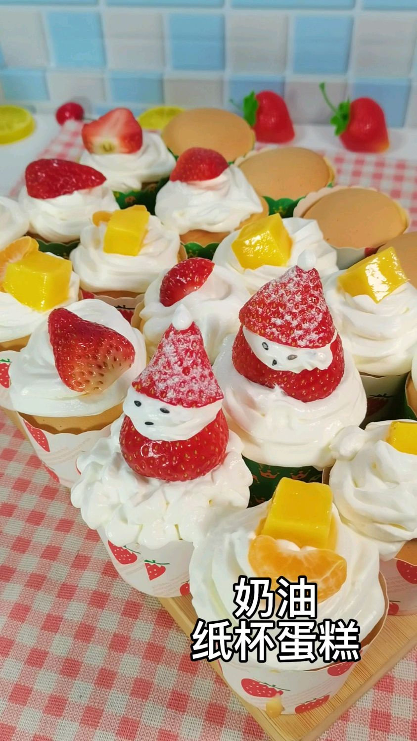 纸杯蛋糕怎么装饰?用淡奶油和水果,还有糖珠糖霜