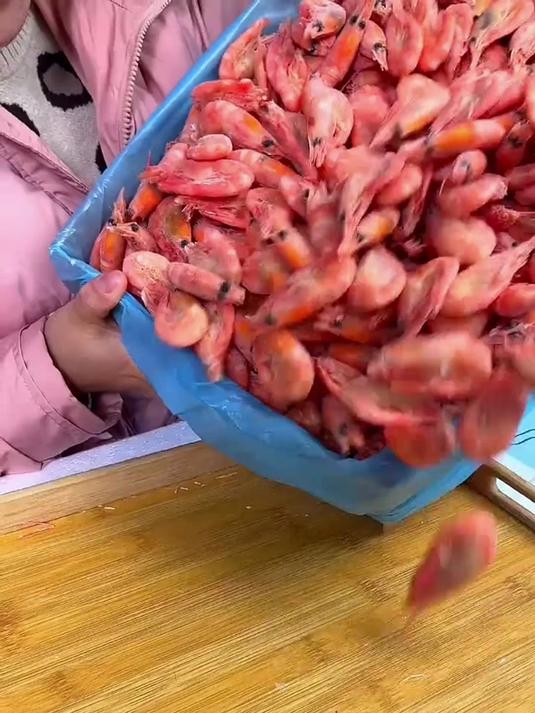瞧瞧这北极甜虾,好吃还不贵呢