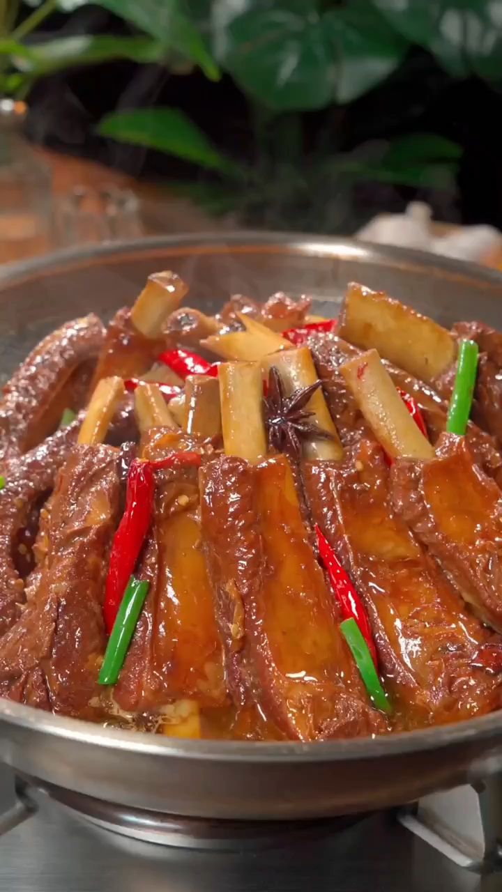 很快就过年了,年夜饭做上这道红烧排骨,全家人抢着吃