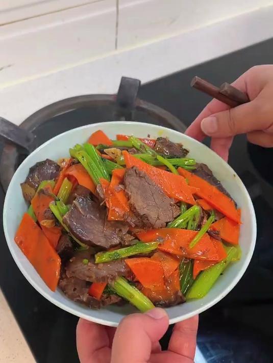 卤牛肉简单回锅一下三碗米饭都打不住