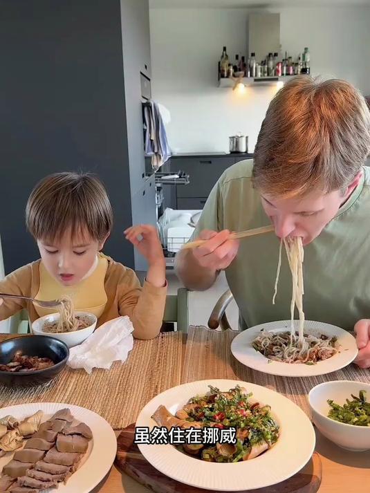 给挪威父子做火烧肉米线,俩人吃的满嘴流油!